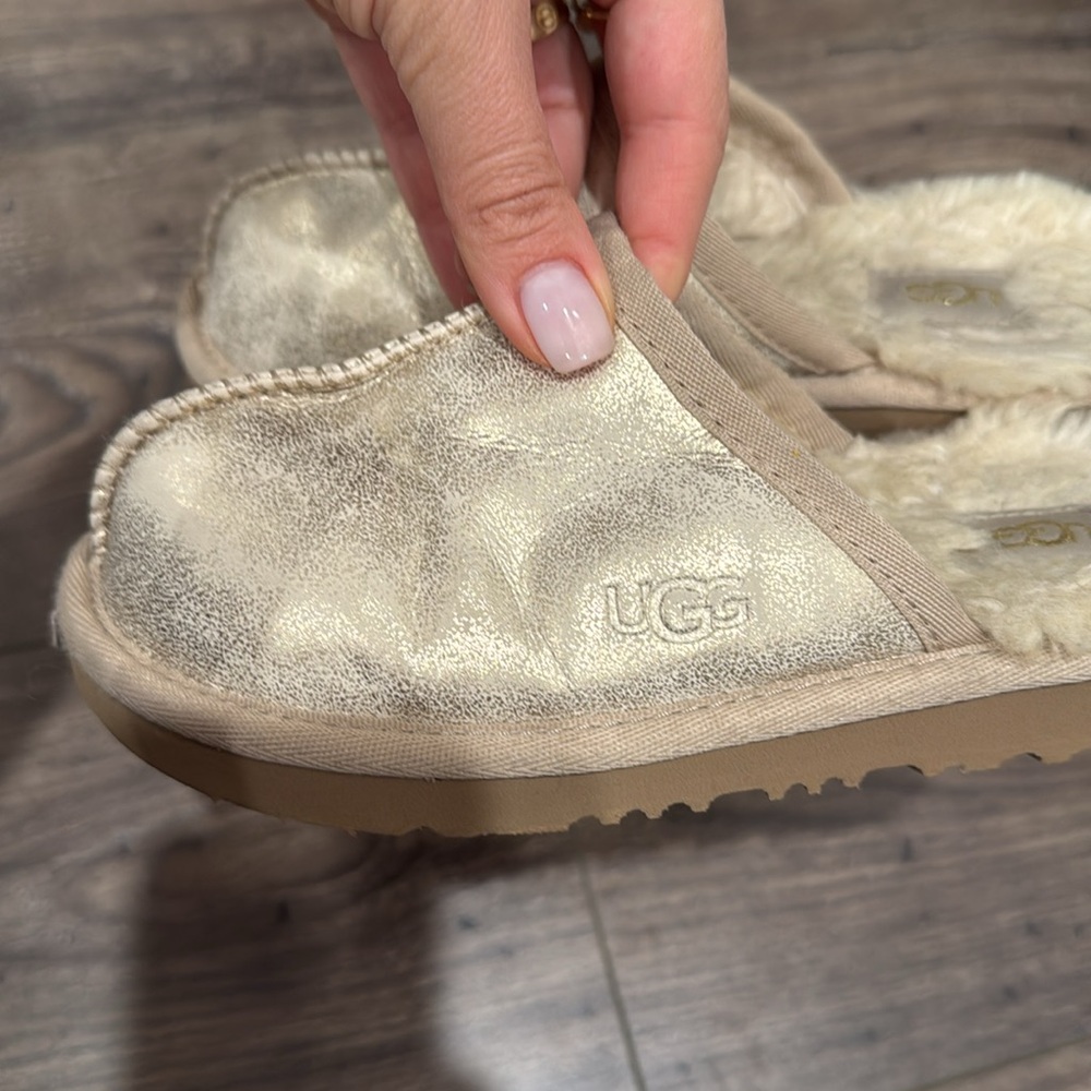 Ugg - Picture 3 of 6